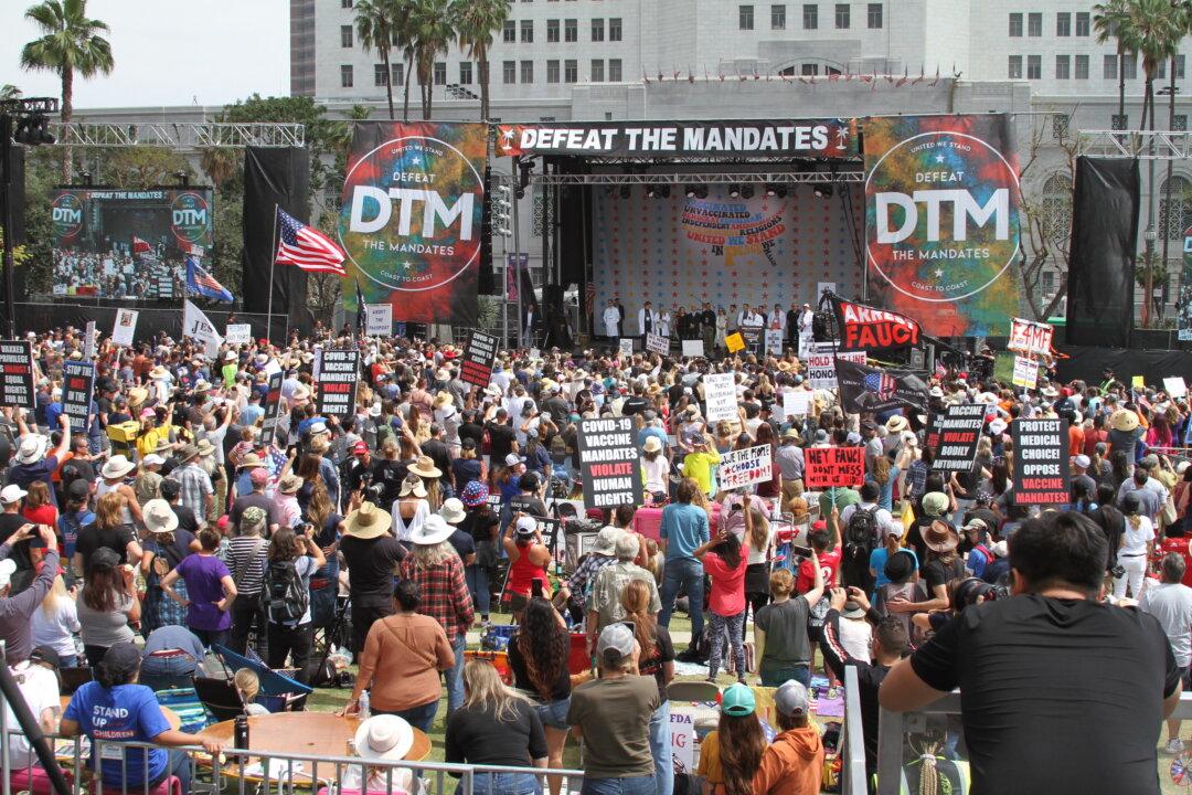 Thousands Protest Vaccine Mandates at Los Angeles Rally
