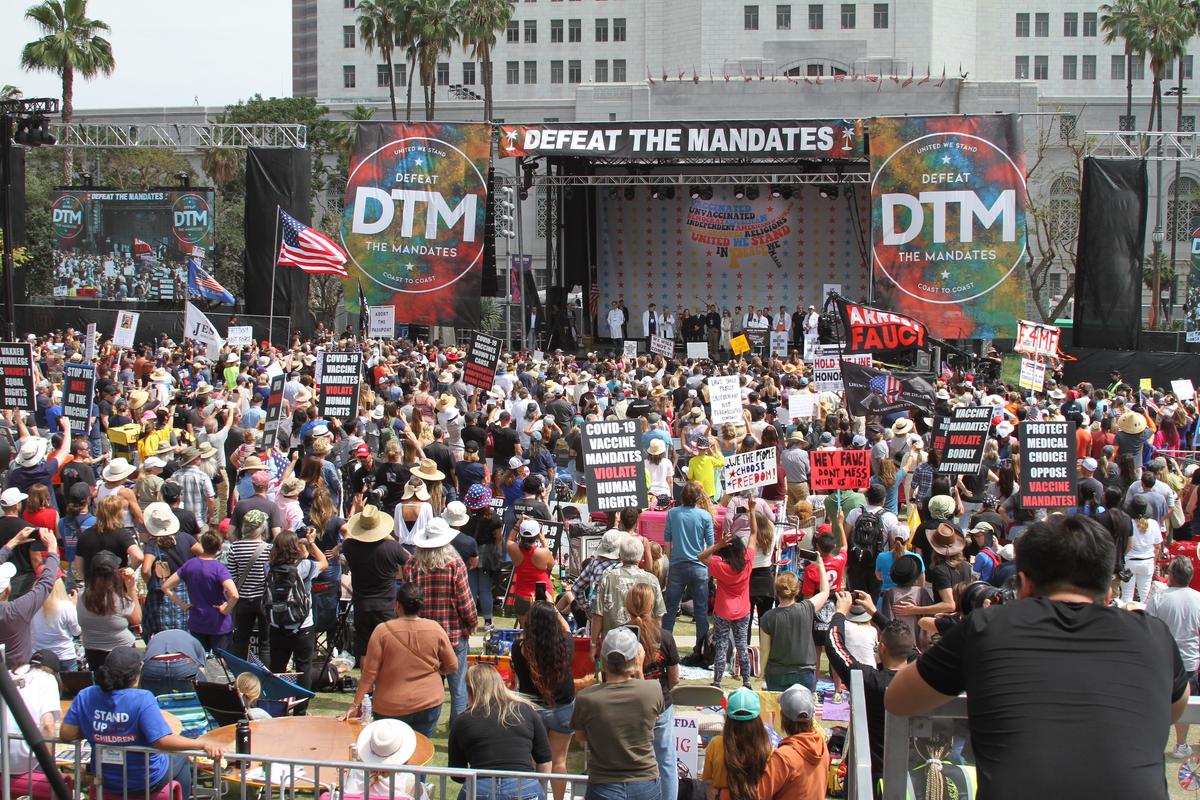 Thousands Protest Vaccine Mandates at Los Angeles Rally