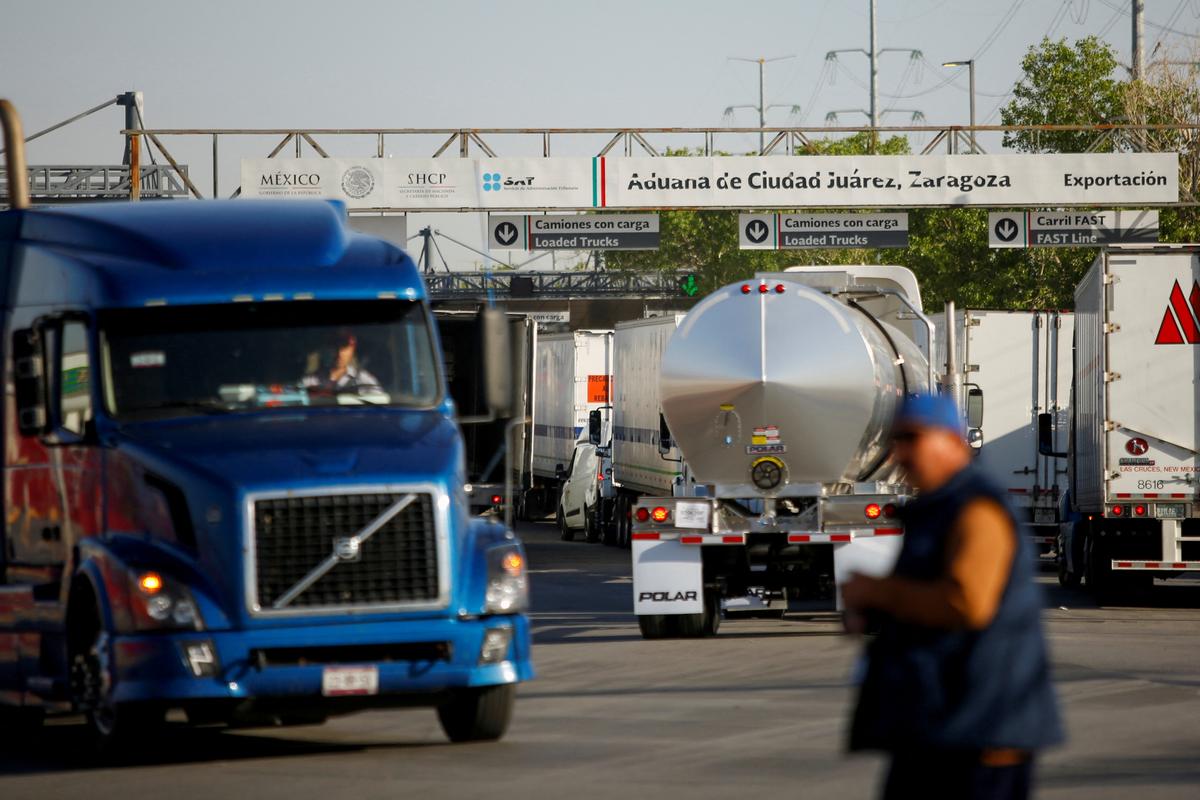 Truckers Protest Lengthy Wait Time at US-Mexico Border, Texas Governor’s Stringent Inspection