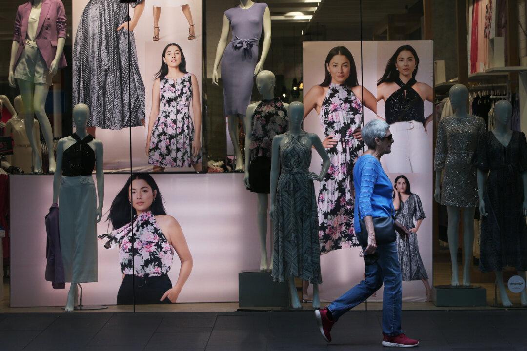 Australian Economic Outlook Overshadowed by Inflation and Default Risk: Report