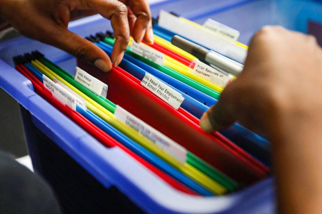 Would-Be Immigrants Can Get Waivers for COVID-19 Vaccine Requirement: Lawyer