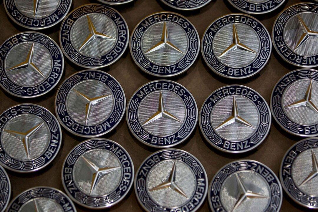 Mercedes-Benz, Daimler Truck Say Cannot Confirm Talks on Russian Stake Sale