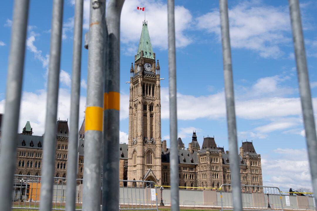 Feds Miss Deadline to Update Vaccine Mandate, Leaving Thousands of Unvaccinated Employees Guessing