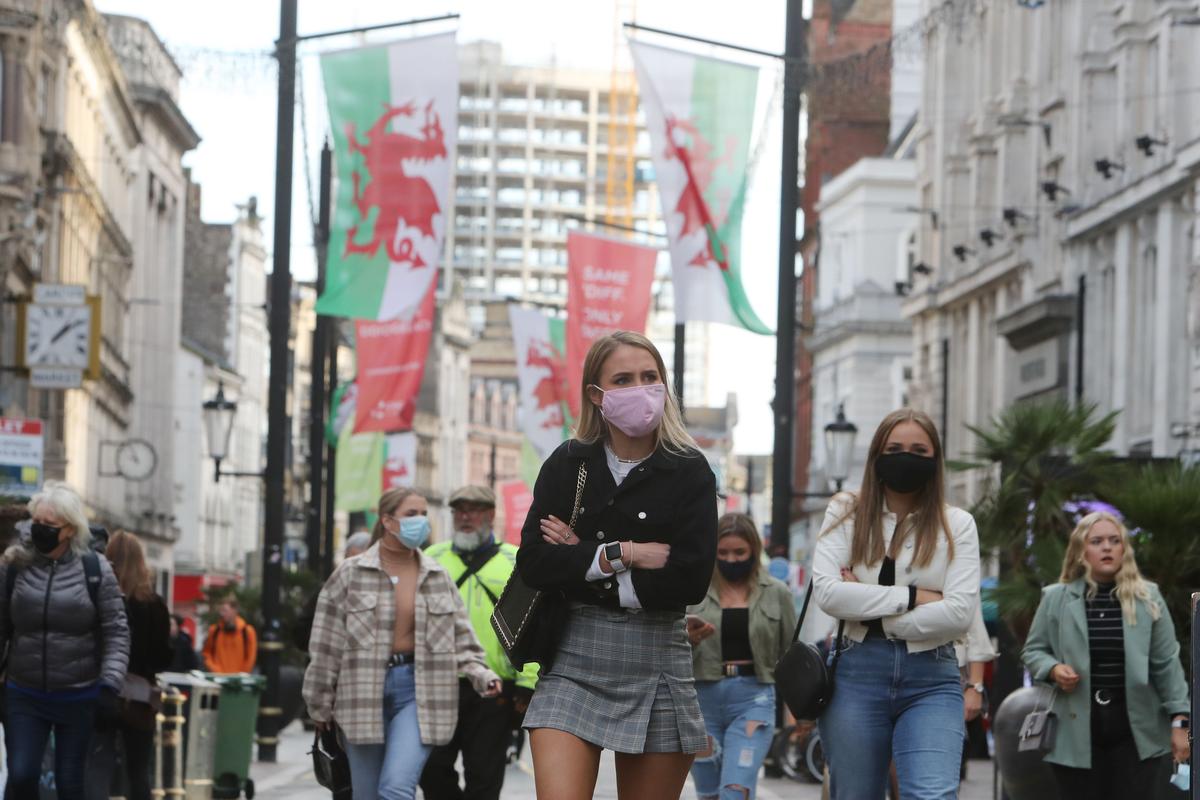 Wales Scraps COVID-19 Curbs on Businesses, but Keeps Mask Mandate for Health Settings