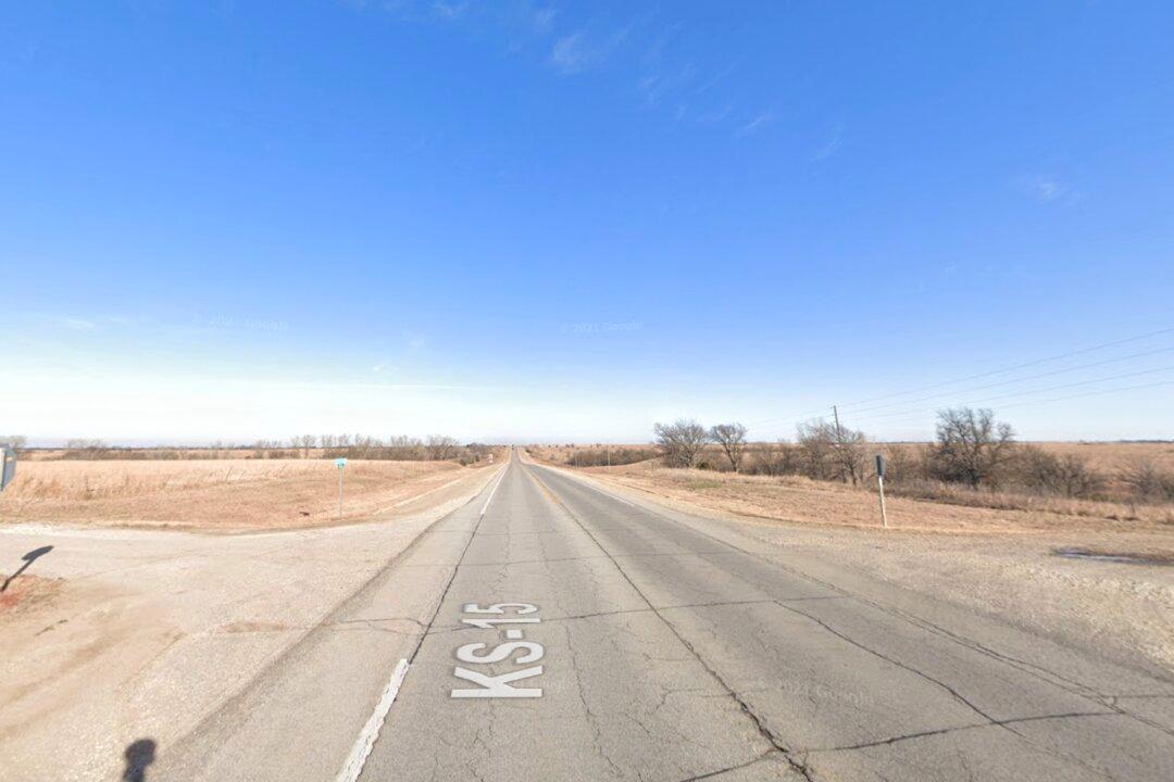 3 Sheriff’s Deputies Shot, Suspect Killed in Central Kansas