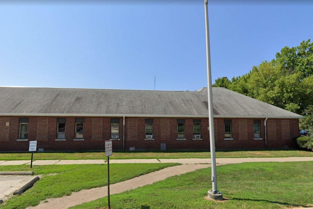 Illinois Corrections Employees Sue State Over COVID-19 Vaccine or Testing Mandate