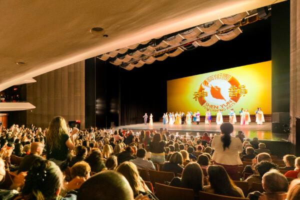 Shen Yun Performing Arts Global Company's curtain call at at the Théâtre Maisonneuve, in Montreal, on April 13, 2022. (NTD)