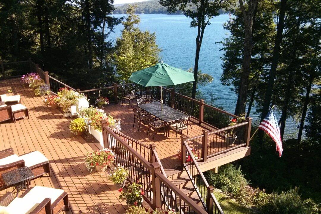 Your Deck’s Weakest Link: Collapse Hazard!