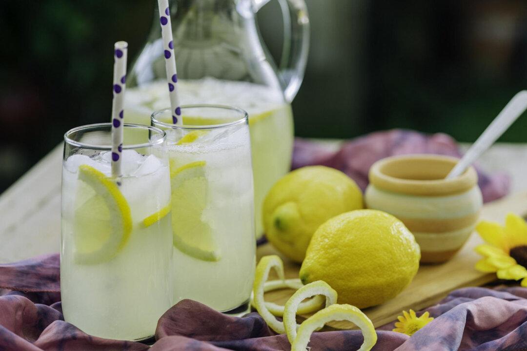Easy, Fresh Squeezed Lemonade
