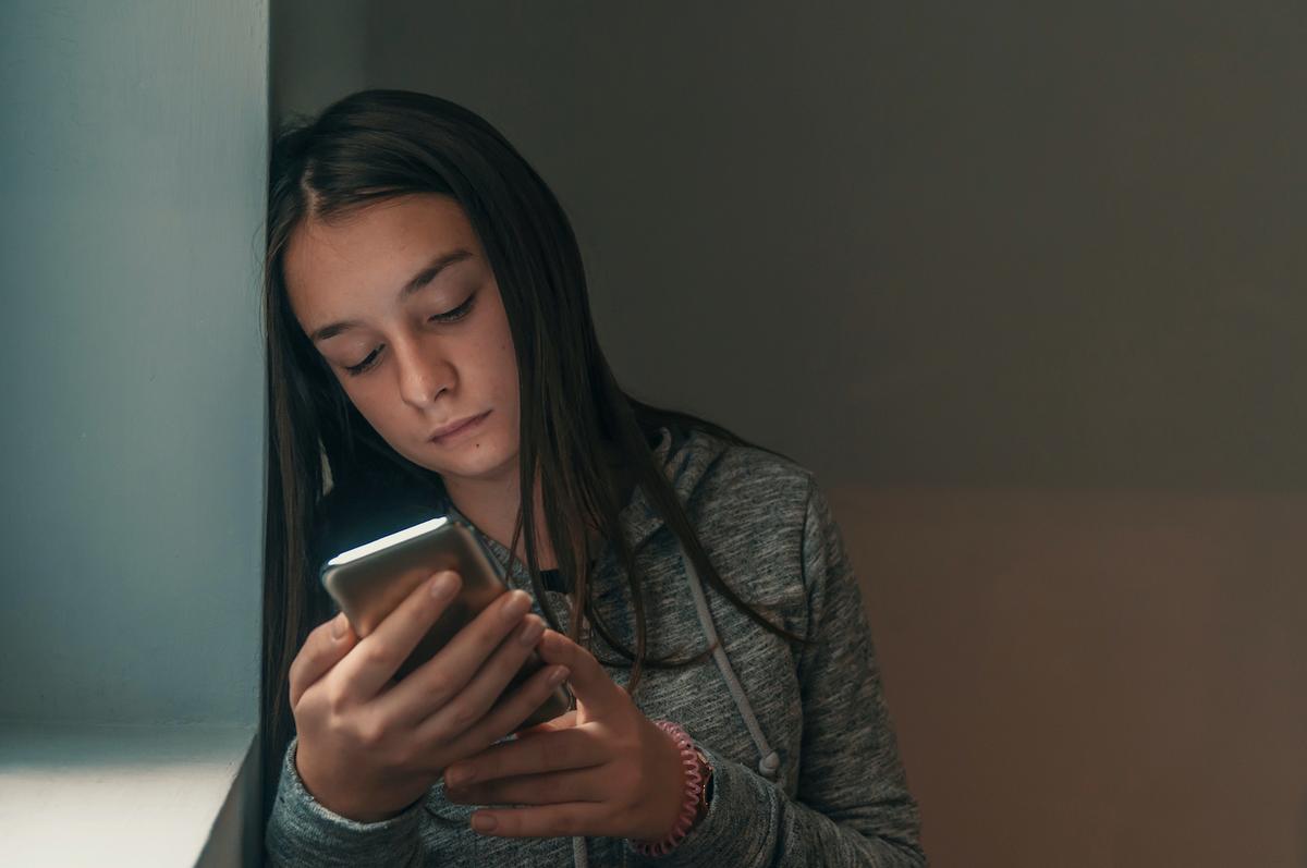 Social Media Use Lowers Life Satisfaction in Adolescents