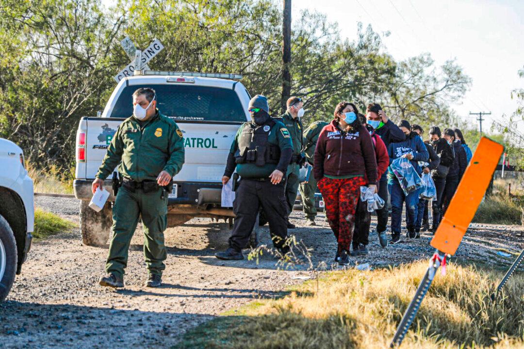 Texas Mayor Joins Chorus Urging Biden to Reverse Plan to End Title 42