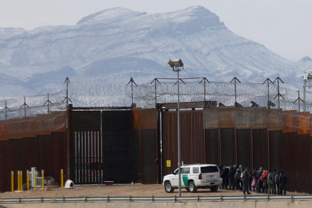 US Border Patrol Warns Illegal Immigrants About Deaths, Dangers of Crossing Border