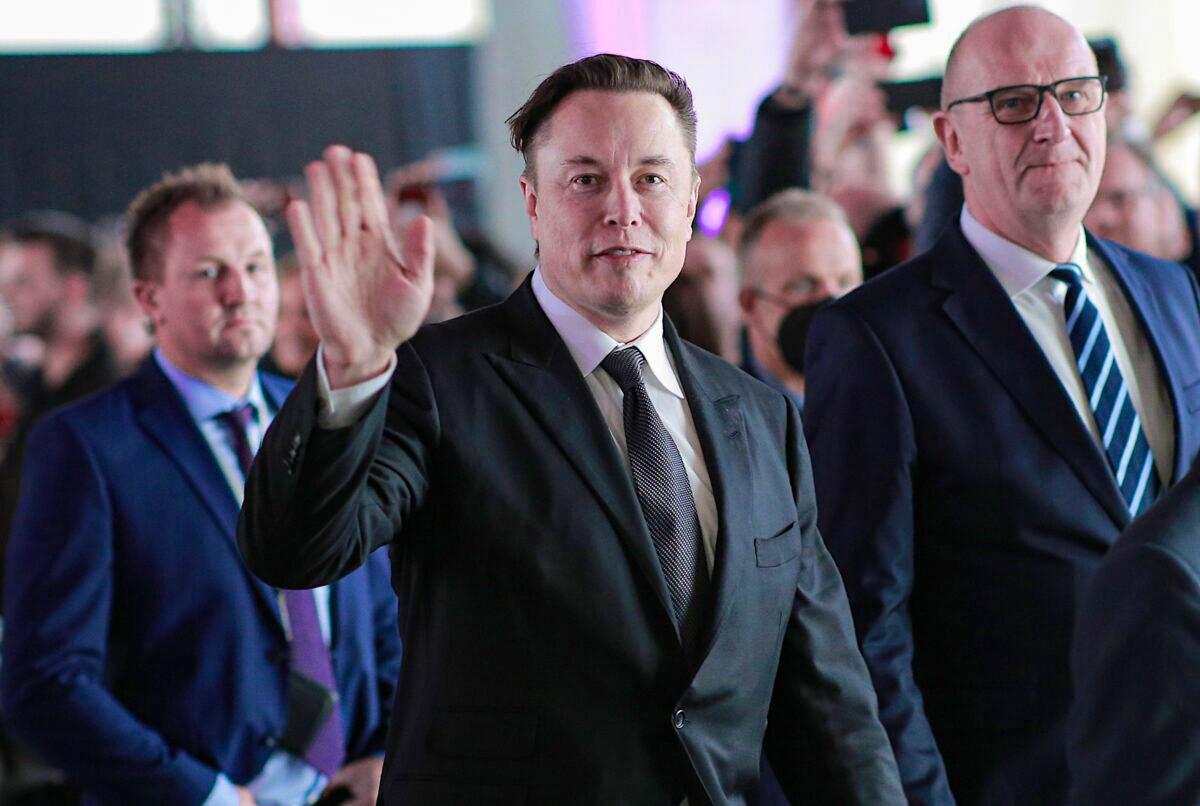 Elon Musk Talks Social Media Policy Amid Bid to Take Over Twitter