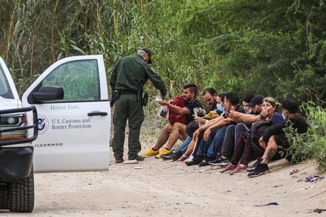Border Patrol Arrests for April Hit Record High at Almost 212,000