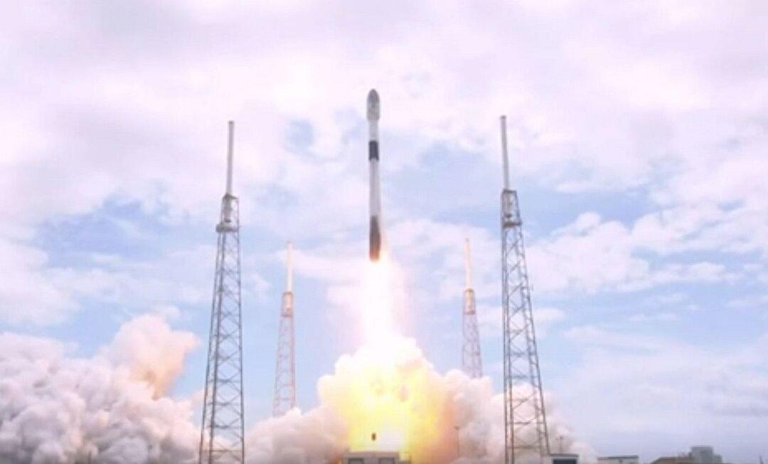 SpaceX Launches Starlink Satellites Into Orbit