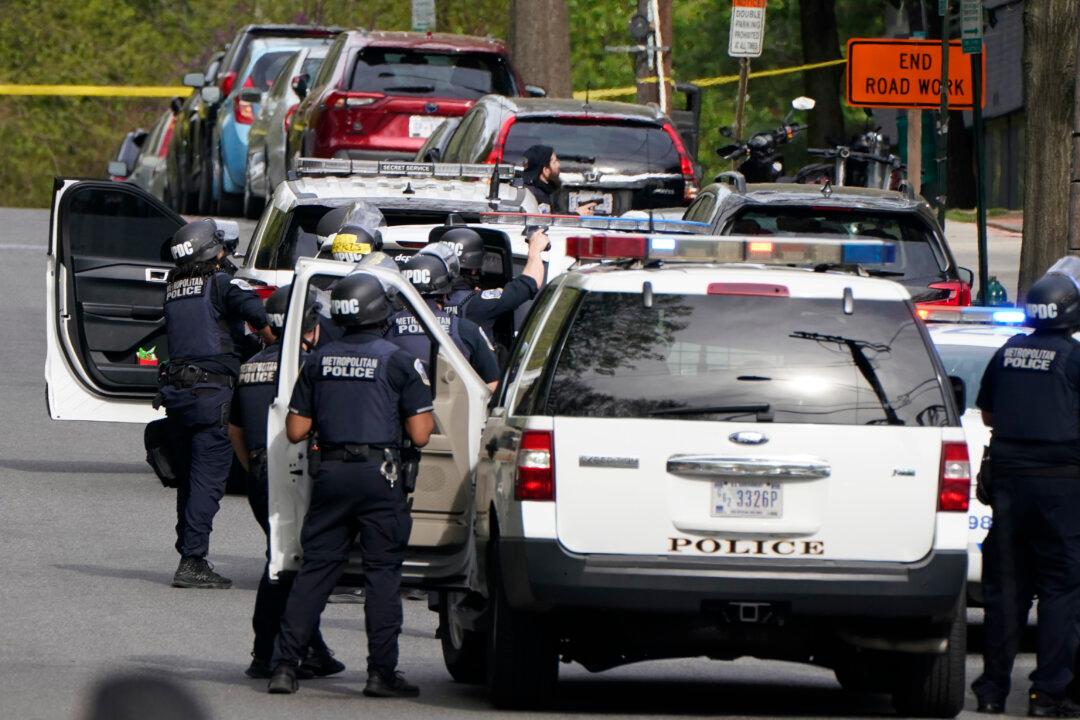 Suspect Found Dead After Shooting 4 in DC