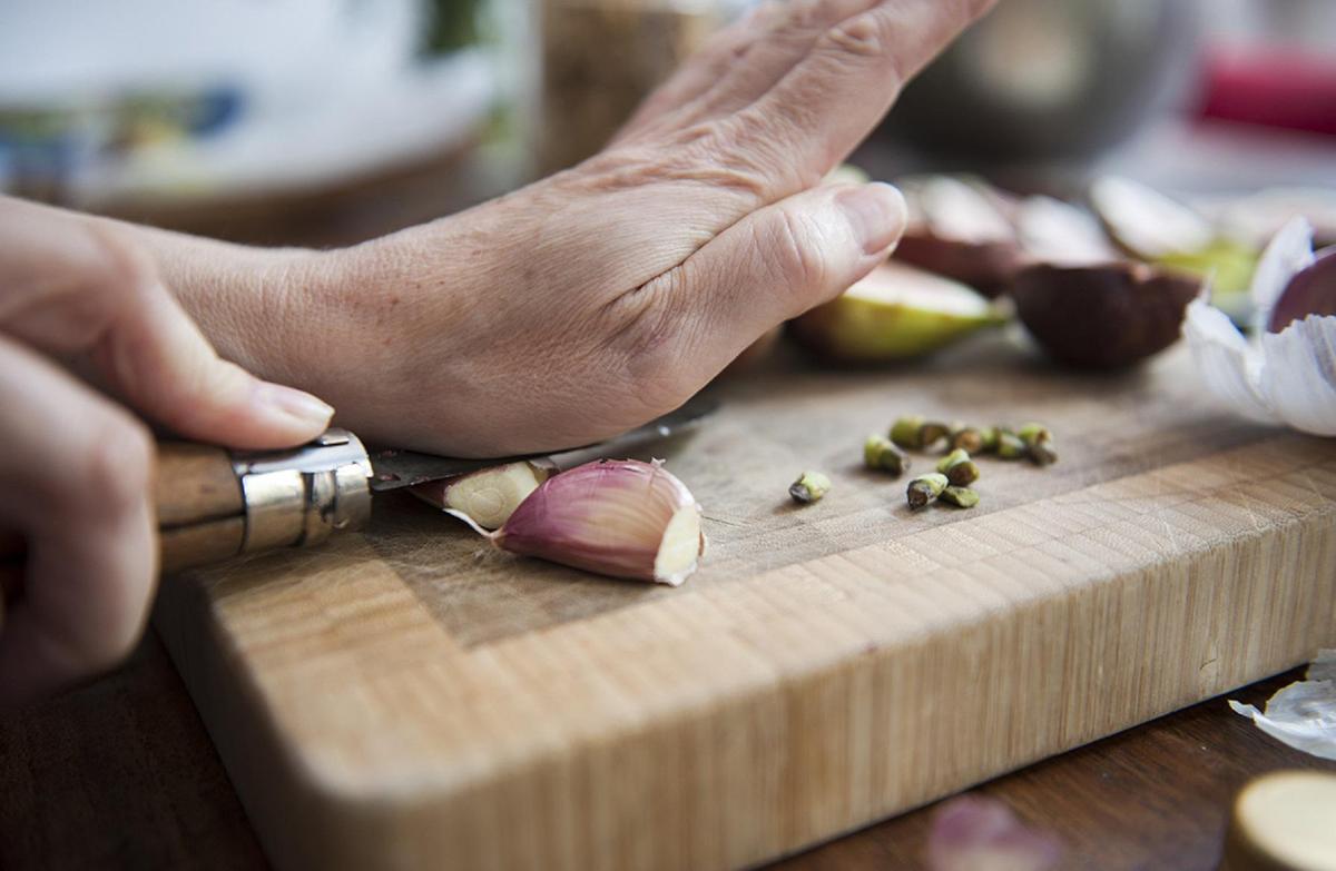 Garlic Peeling Hacks Used by Restaurant Chefs