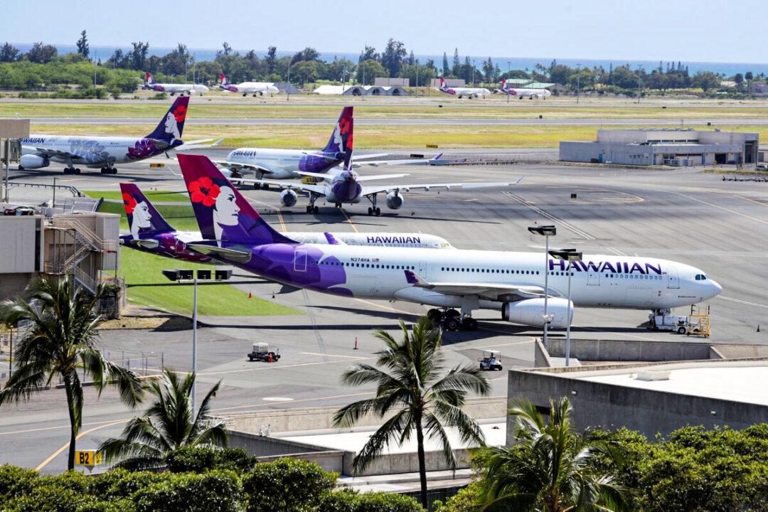 Musk’s Starlink Inks Deal With Hawaiian Airlines for In-Flight Internet