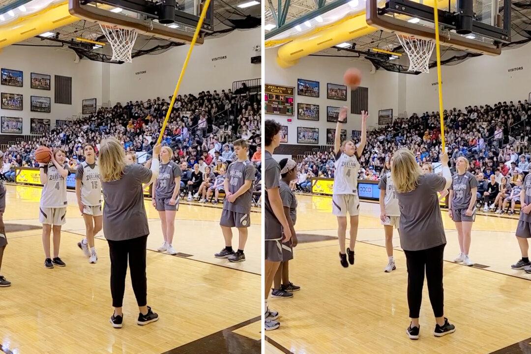 Blind Basketball Player Who Has a 4.0 GPA Wows a Crowd of 2,500 With Her Shot