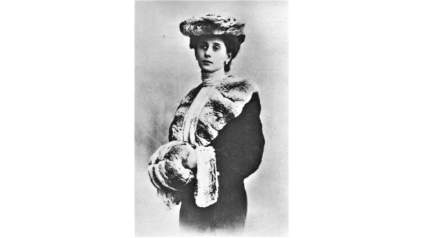 Photographic postcard of Anna Pavlova, prima ballerina of the St. Petersburg Imperial Theatres, circa 1905, from the photography studio of the Imperial Mariinsky Theatre. St. Petersburg, Russian Empire. (Public Domain)