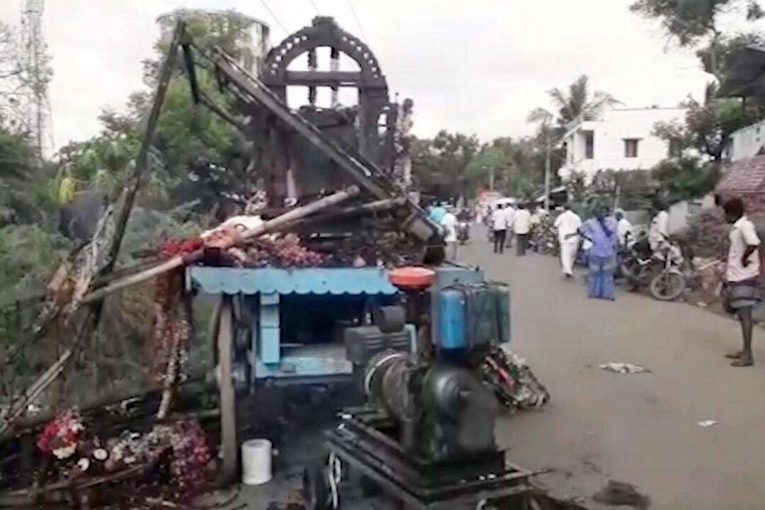 11 Die When Truck Hits Power Line at Hindu Festival in India