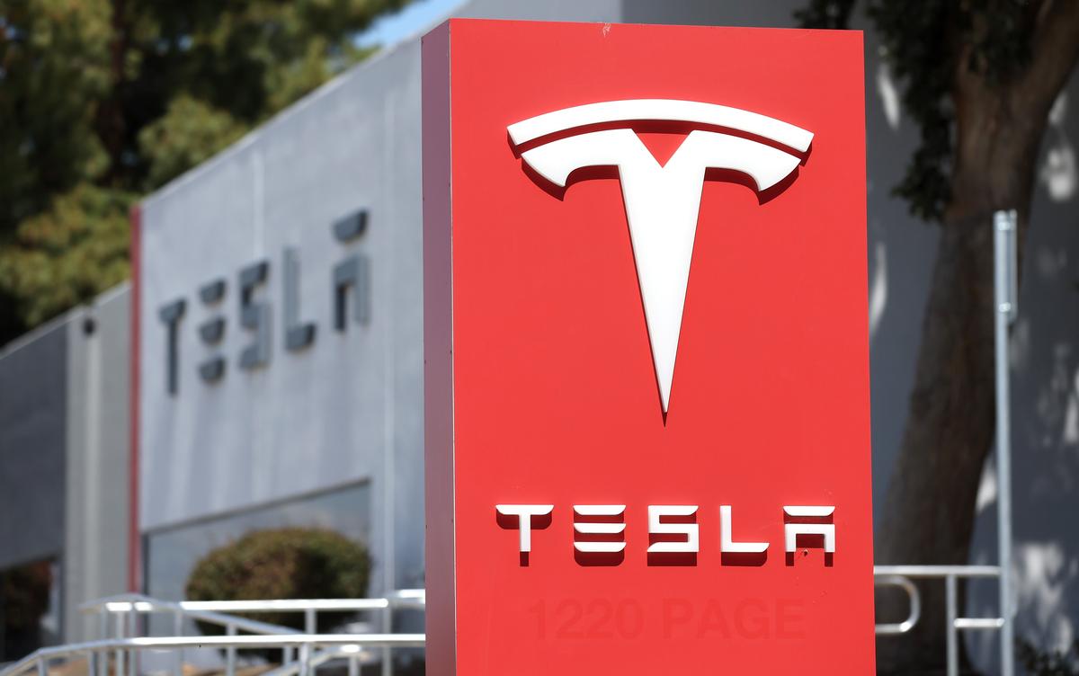 Tesla Shares Plummet Through Key Levels: Did Musk Feed the Stock to the Bears?