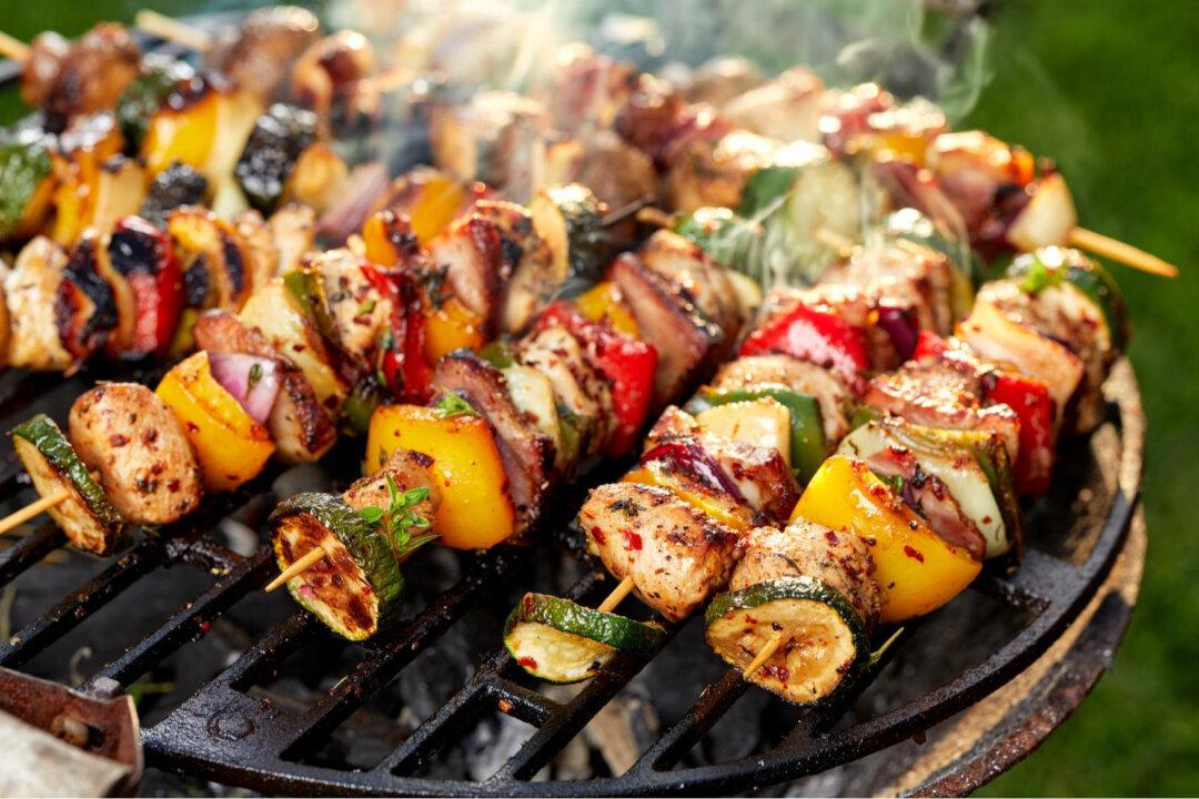 How to Grill With Wooden Skewers