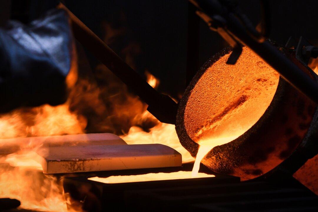 Gold Holds Near 10-week Low on Robust Dollar, US Rate Hike Bets