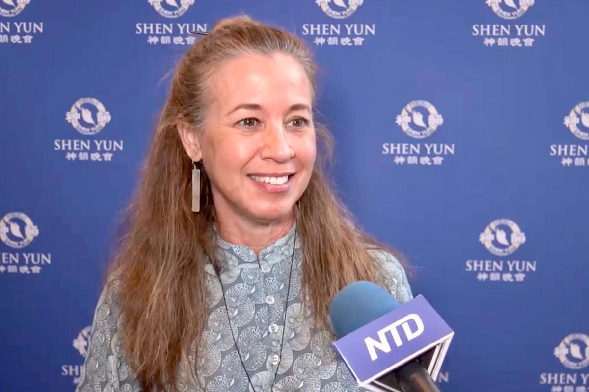 Traditional Values Must Be Brought Back, Says Professor of English, After Watching Shen Yun