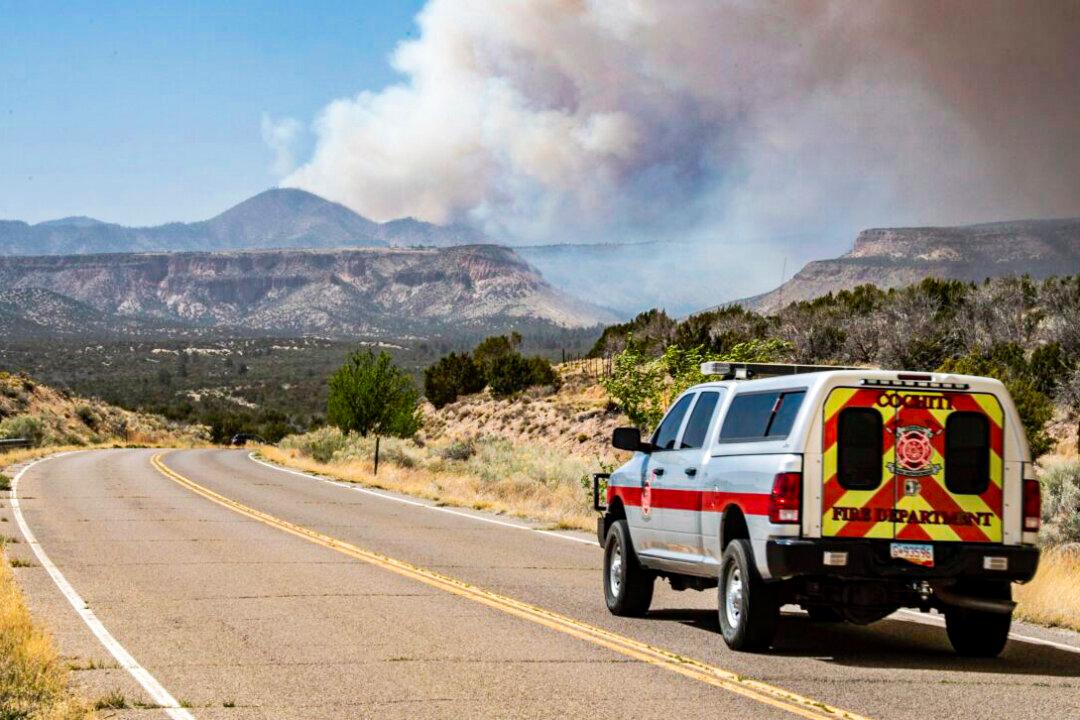 Firefighters Battling New Mexico Blaze Brace for Wind