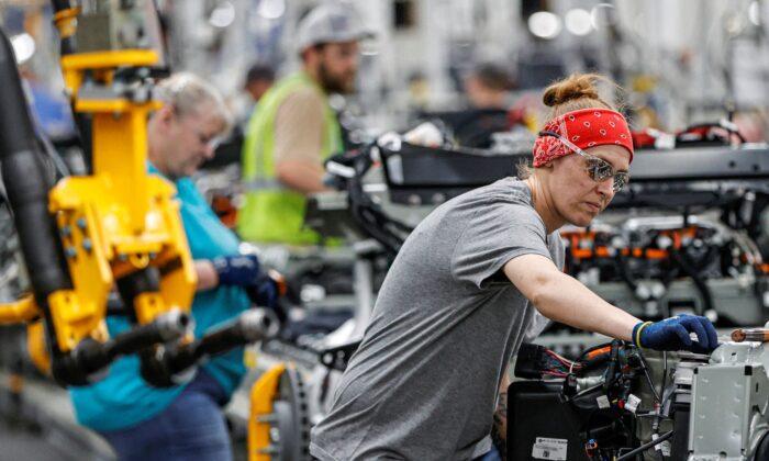 US Manufacturing Slows Down, Leading Economic Index Falls for Third Straight Month