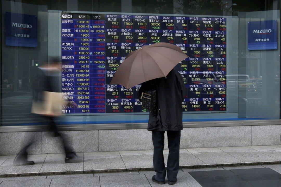 Stocks Slide, Dollar Holds Ground as US Rate Hike Looms