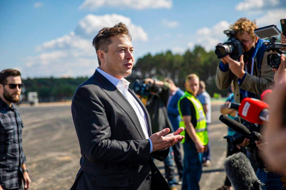 Elon Musk Solves Twitter Problem the Old-Fashioned American Way