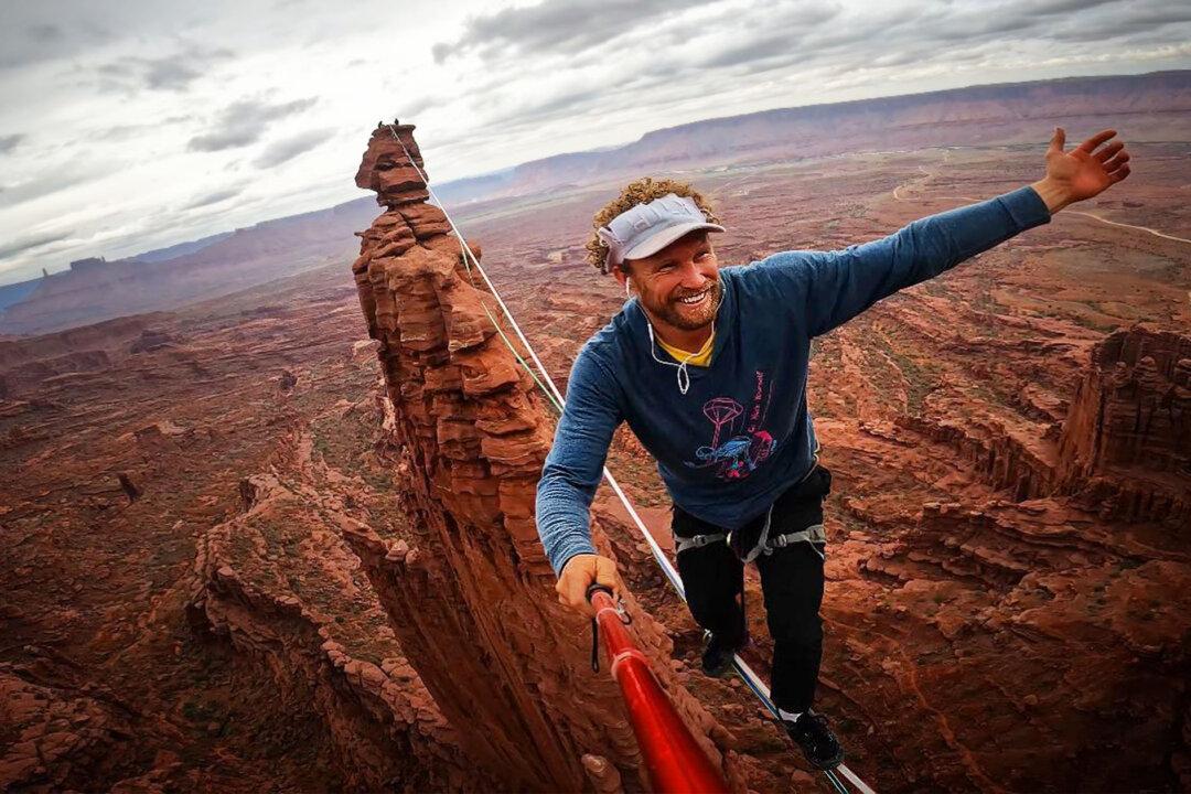 ‘Unshackled by Fear’: Slackliner Snaps Unimaginable Selfies, Videos While Walking Wires Between Peaks