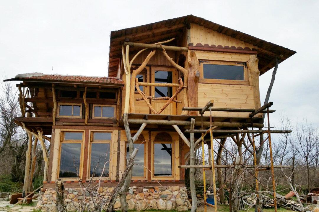 Man Builds Teahouse From Natural and Reclaimed Materials to Share His ‘Aromatic Plant Cocktails’