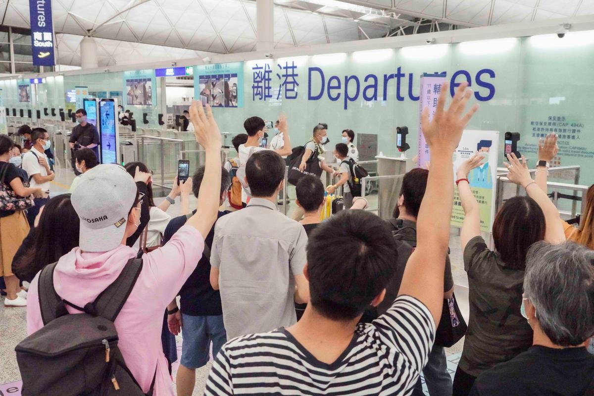 Survey Shows Nearly 80 Percent of Hong Kongers Intend to Emigrate Within Two Years
