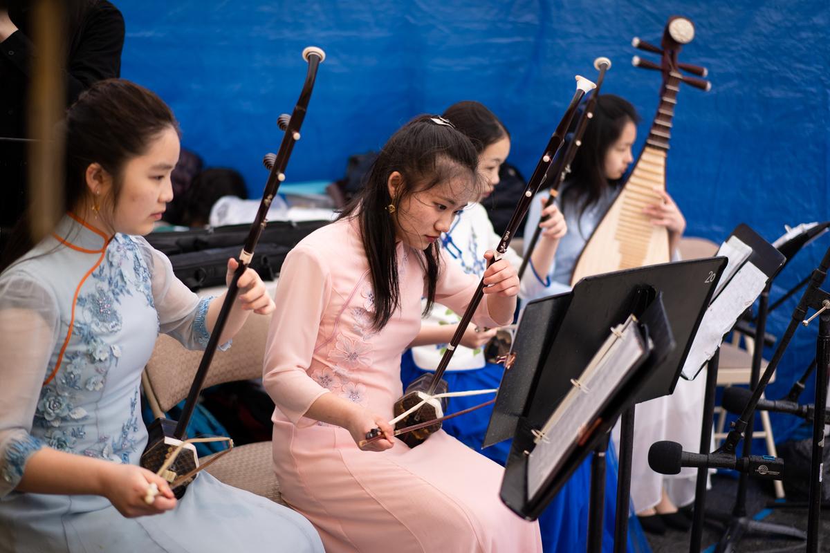 Chen Fayuan (C) performs in an event to celebrate World Falun Dafa Day in Foley Square in New York City on May 7, 2022. (Samira Bouaou/The Epoch Times)