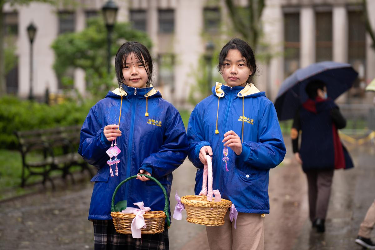 Li Xiyuan and Li Meiyuan take part in an event to celebrate World Falun Dafa Day in Foley Square in New York City on May 7, 2022. (Samira Bouaou/The Epoch Times)