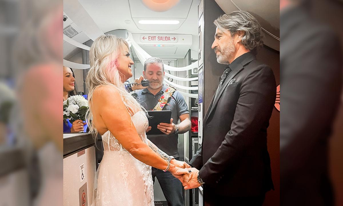 Couple’s Wedding Plans in Vegas Get Ruined by Flight Delay, Crew and Passengers Marry Them Onboard