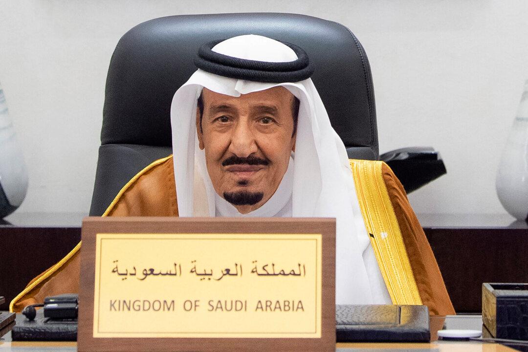Saudi King Salman Undergoes Tests for Lung Infection, Royal Court Says
