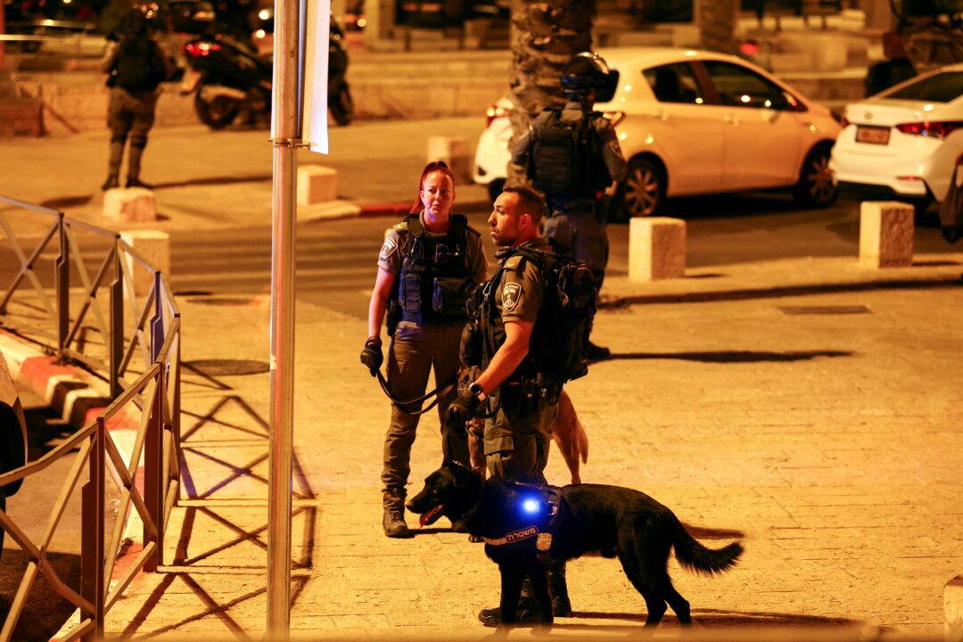 Israeli Border Policeman Stabbed While Attempting to Question Palestinian at Damascus Gate Amid Wave of Terror Attacks