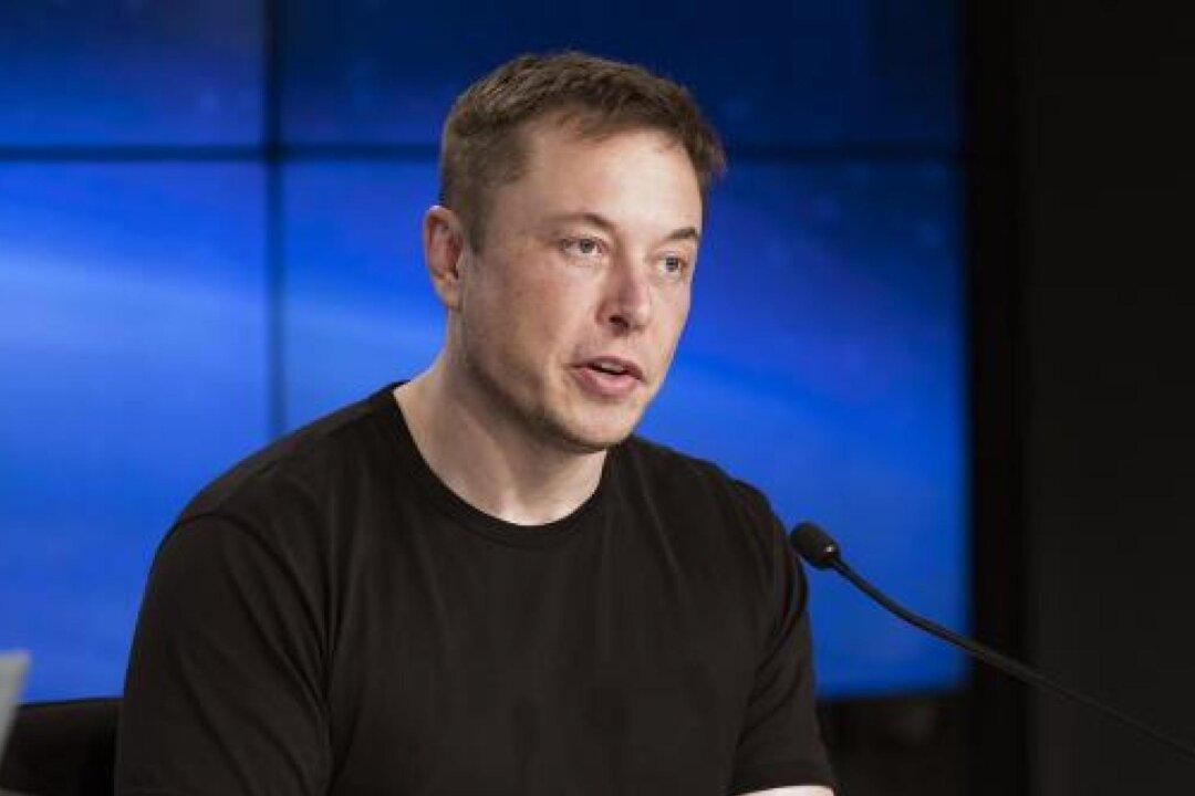 Here’s What Warren Buffett Thinks About Tesla And Elon Musk