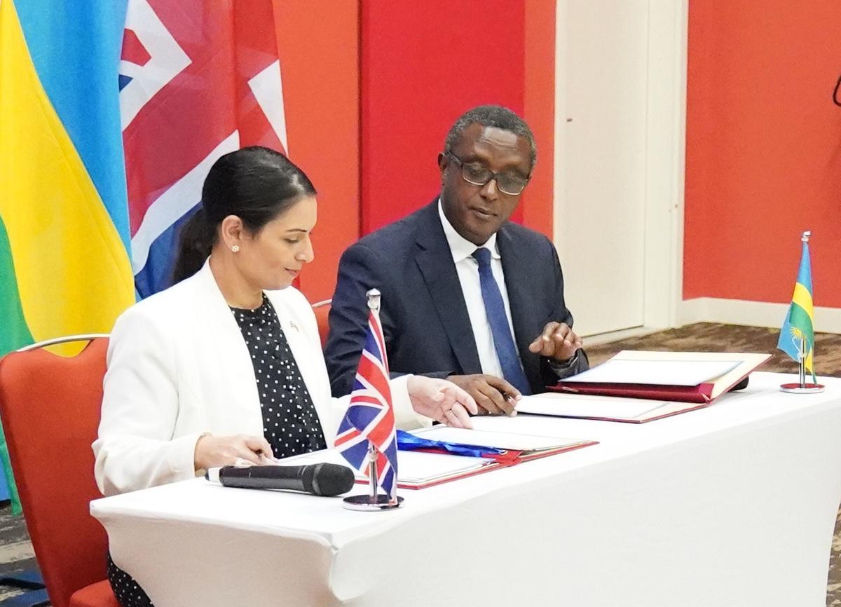 UK Government Sets Date of First Deportation Flight to Rwanda