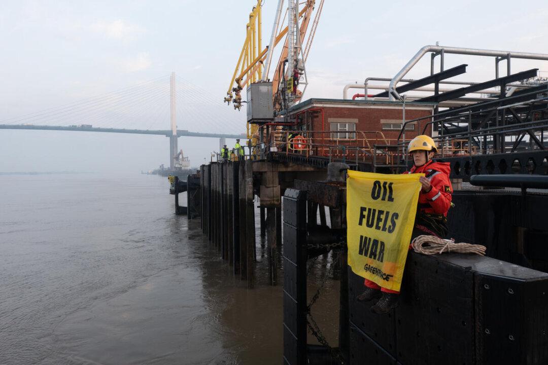 Greenpeace Blocks Arrival of Tanker Carrying Russian Diesel to UK Fuel Terminal