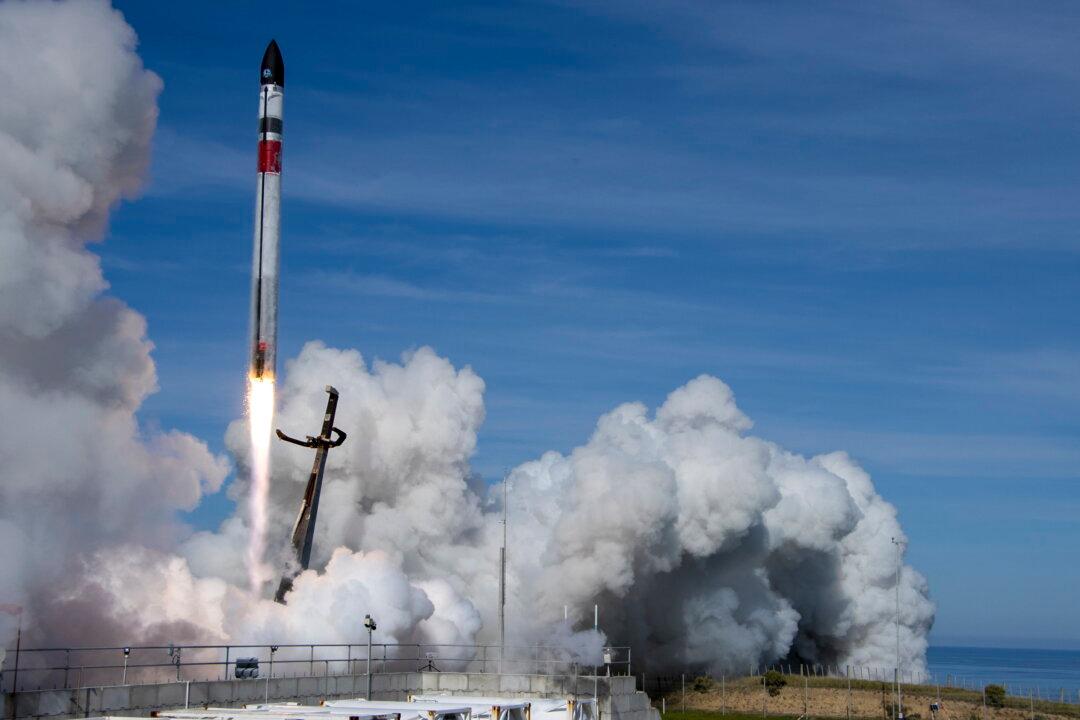 New Zealand Rocket Caught but Then Dropped by Helicopter