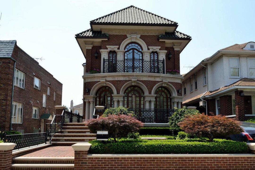 US Home Prices in July Decline for First Time in Three Years