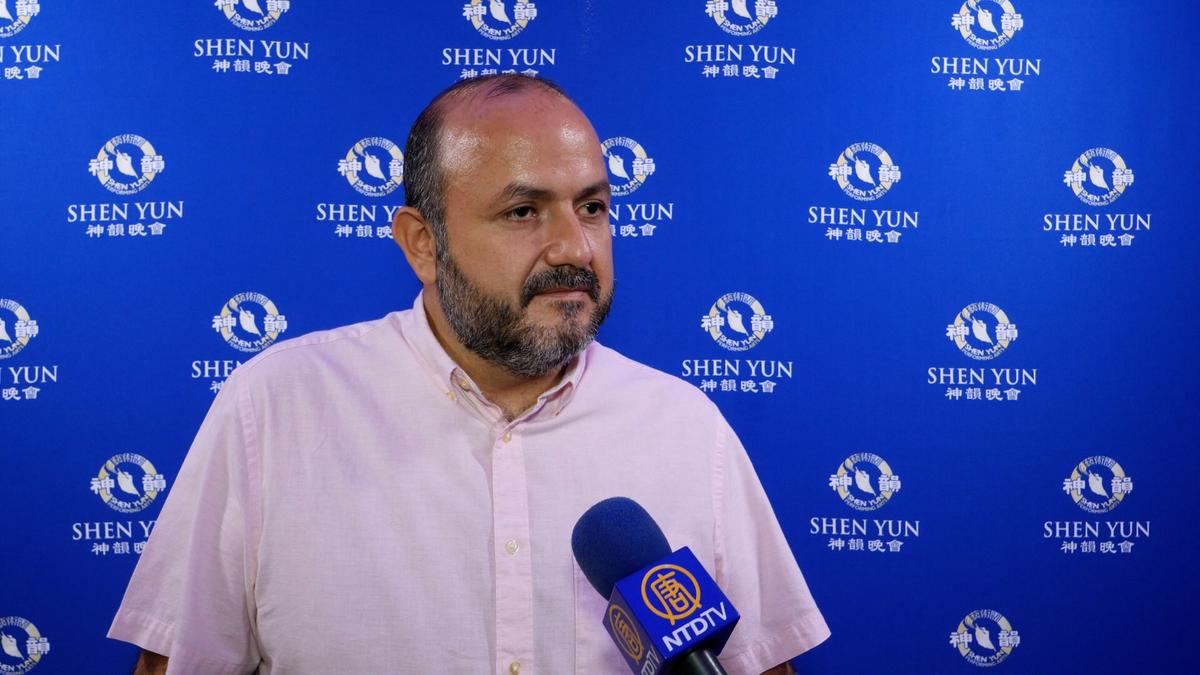 University Dean Moved by the Depth of Shen Yun