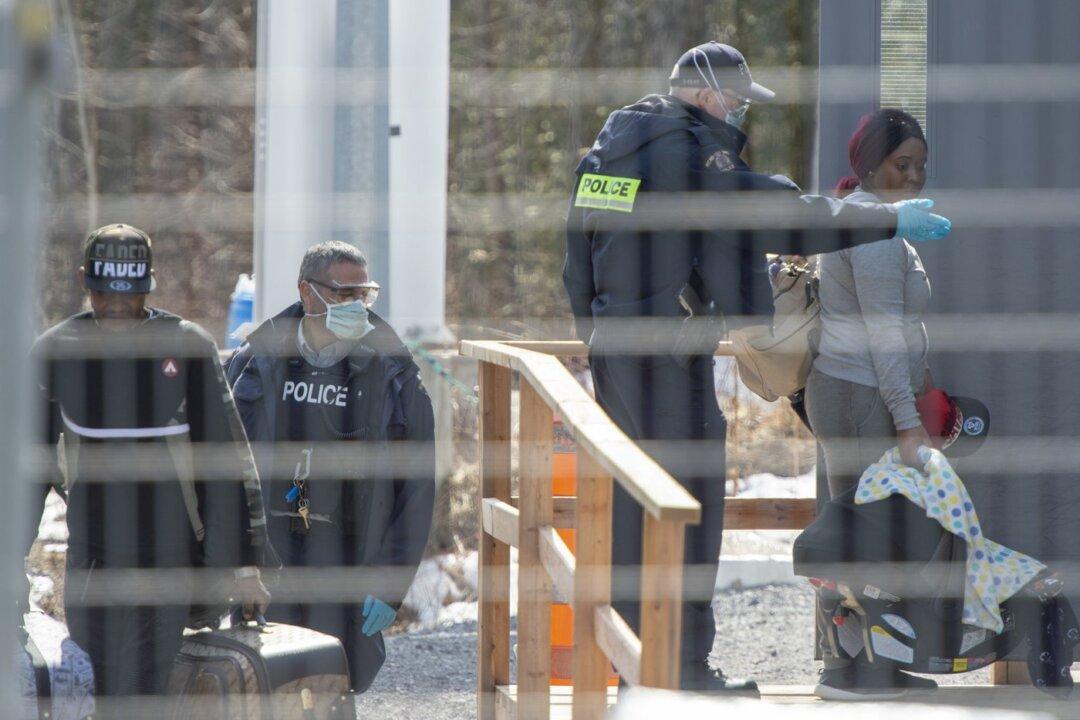 Quebec Premier Says Roxham Road Must Be ‘Priority’ for Trudeau at Meeting With Biden