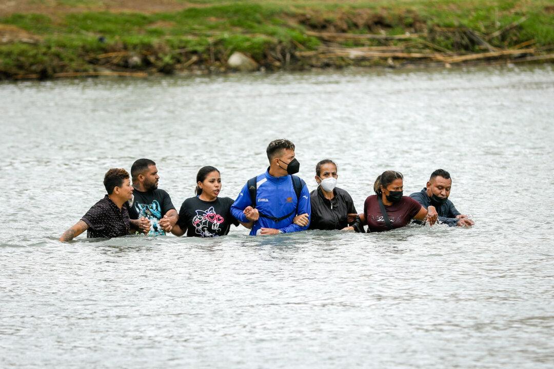 EXCLUSIVE: Border Patrol Using Rare ‘Parole’ Exemption to Quickly Release Tens of Thousands of Illegal Aliens Into US