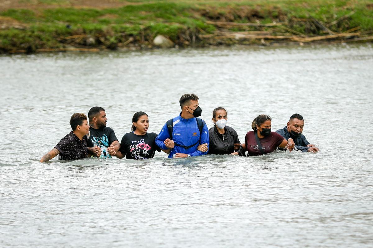 EXCLUSIVE: Border Patrol Using Rare ‘Parole’ Exemption to Quickly Release Tens of Thousands of Illegal Aliens Into US